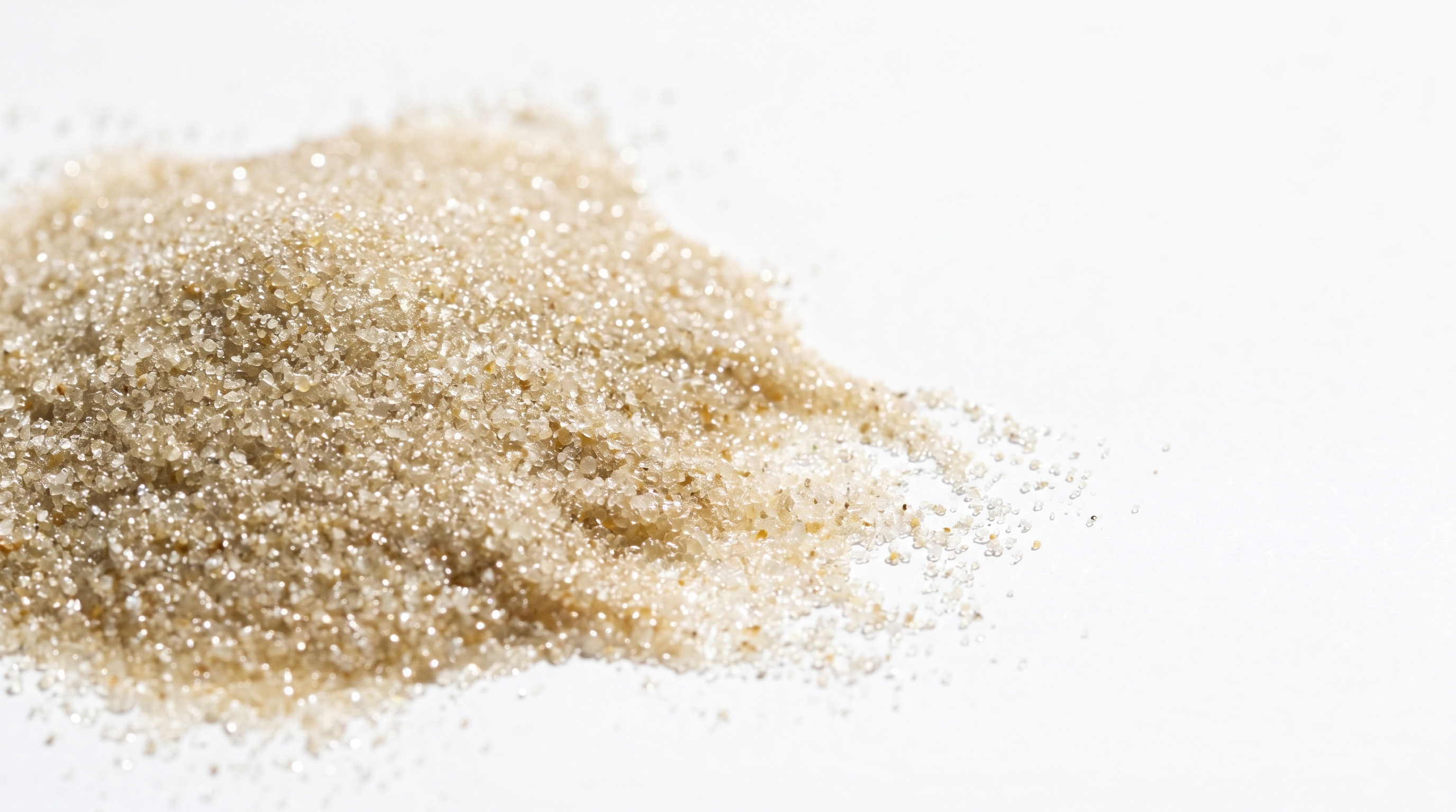 Arena fina dorada sobre blanco